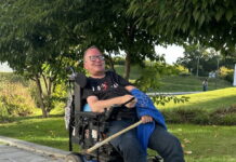 Influencer a člen kapely The Tap Tap trpí vzácnou nemocí, která pomalu proměňuje jeho tělo v kámen. Potřebuje pomoc, aby mohl dál žít důstojně