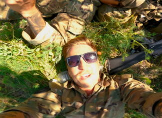 Film Ukrajinské léto (2025): Amíci ve slunečnicových polích