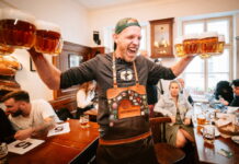 Výčepní zdolali Pinkasovu noční můru. Vyběhli 41 schodů s 10 půllitry piva