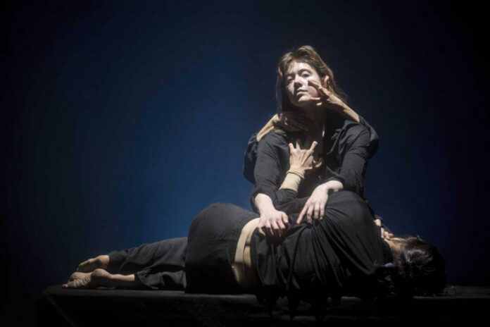 Motherland: pohybem vyjádřit složitost rodičovství