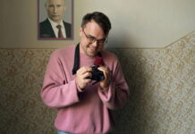 Dokument Pan Nikdo proti Putinovi (2025). Kamera jako tichá zbraň jednoho učitele