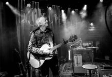 KONCERT: TOMMY EMMANUEL Zdroj fotografie: Doupě