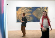 Pestrost malířských světů a zvuková tajemství: Vernisáž v Domě U Jonáše přilákala řadu mladých návštěvníků