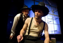 Sekyra hluboko zaseknutá do stromu vzpomínek