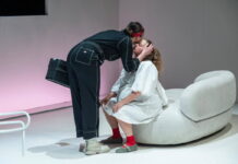 Normální detektivní komedie o polepšeném hříšníkovi Normální detektivní komedie