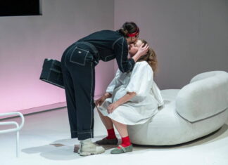 Normální detektivní komedie o polepšeném hříšníkovi Normální detektivní komedie