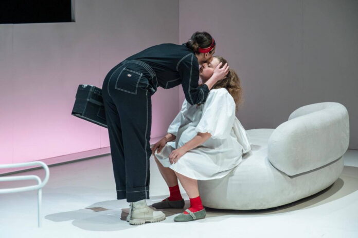 Normální detektivní komedie o polepšeném hříšníkovi Normální detektivní komedie