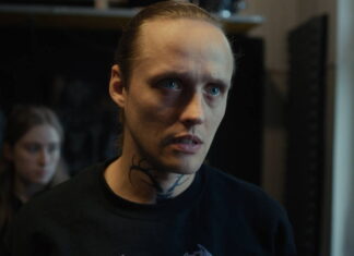 Vlci (2025): Syrový film o mladé ženě, která propadne neonacistickému muzikantovi Vlci