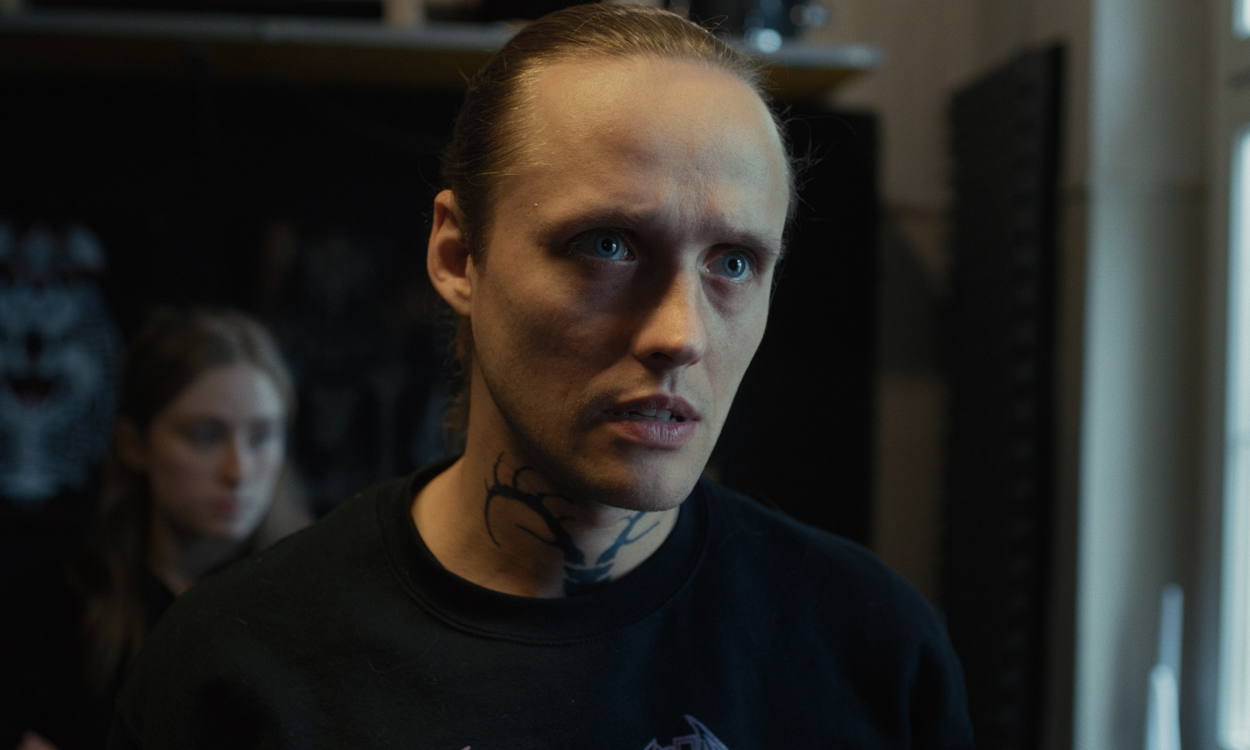 Vlci (2025): Syrový film o mladé ženě, která propadne neonacistickému muzikantovi