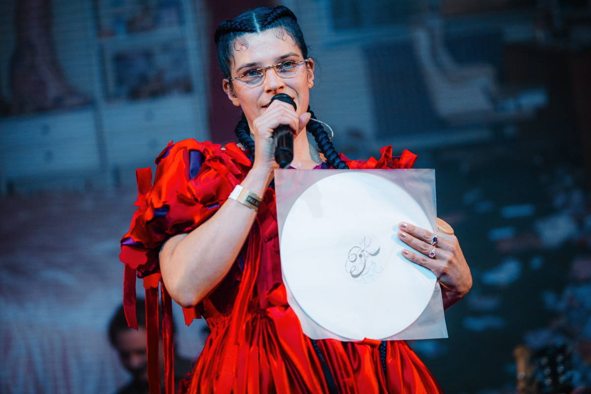Elektronika, emoce a 80 vinylů. Katarzia pokřtila novou desku v Akropoli
